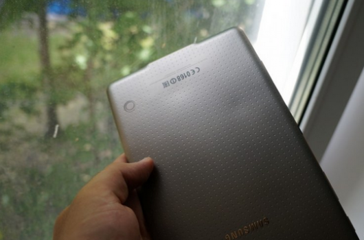 Планшет Samsung Galaxy Tab S 8.4 серого цвета в руке